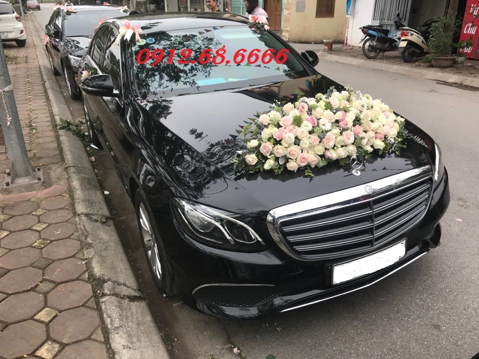 Cho thuê xe cưới hạng sang Mercedes e300 giá tốt tại đường vành đai 3 quận hoàng mai hà nội - 0912686666